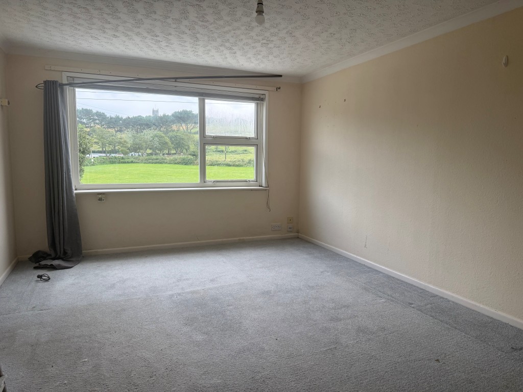 Lot: 91 - FIRST FLOOR ONE-BEDROOM FLAT WITH GARDEN AND PARKING - Living room